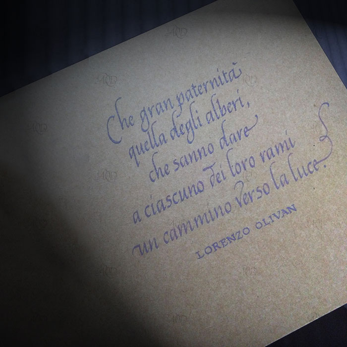 Cartoncino augurale scritto a mano con acquarello azzurro su carta color sabbia; Calligrafia, scrittura Cancelleresca